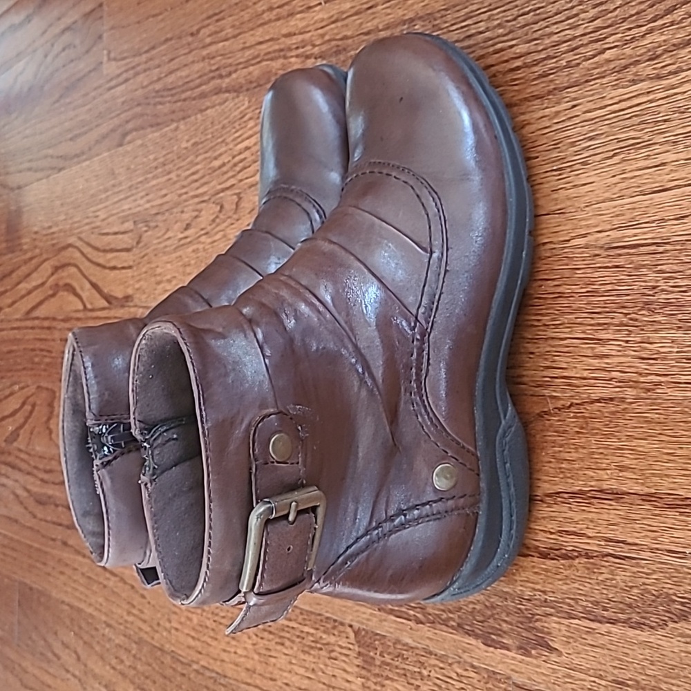 Clark's "Christine" Brown Leather Rounded Toe Ankle Boots - Size 5.5